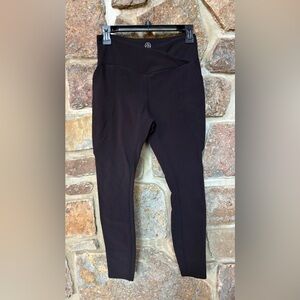 MOVE THEOLOGY CAPRI YOGA PANTS.